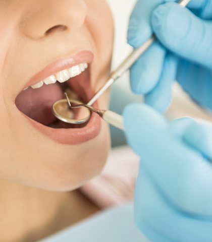 Consultație stomatologică la Clinica Dentipo București
